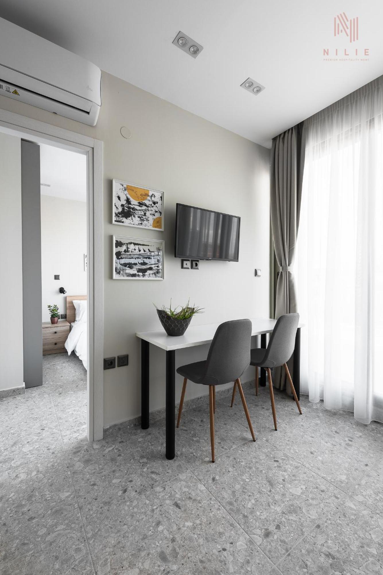 Avenue & Apartments, Nilie Hospitality Mgmt