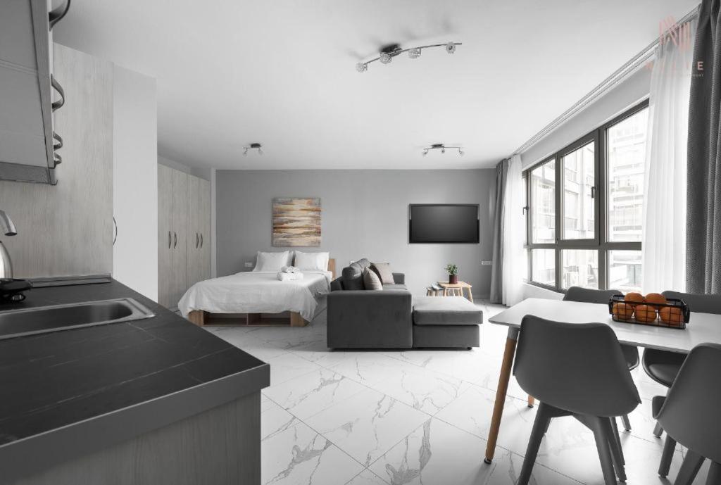 Avenue & Apartments, Nilie Hospitality Mgmt