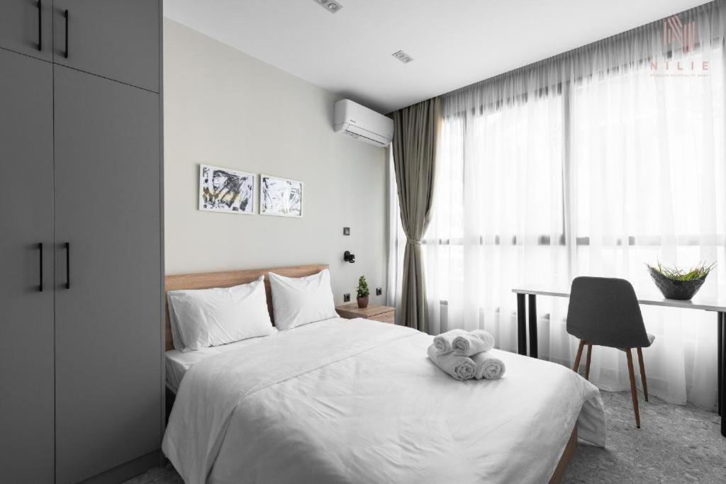 Avenue & Apartments, Nilie Hospitality Mgmt